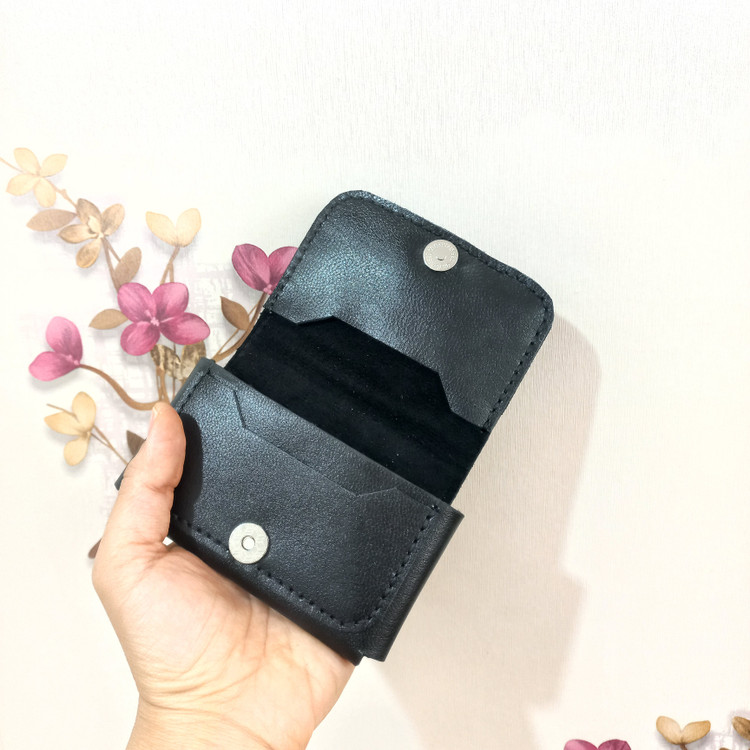 کیف جاکارتی چرمی ظرفیت ۱۸ کارت کنار هم و یک کارت بطور مجزا